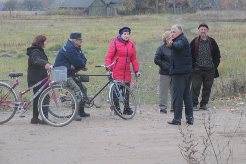 жители Нового села с председателем сельсовета Николаем Барковским