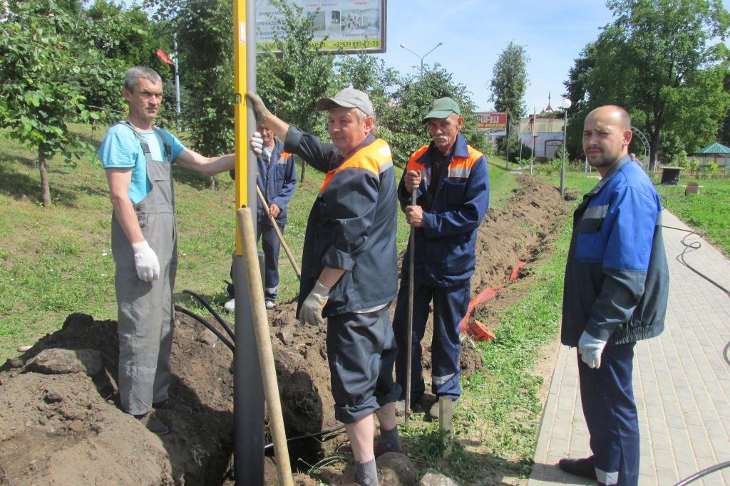 работники участка осветительных сетей КУП «Оршакомхоз» 