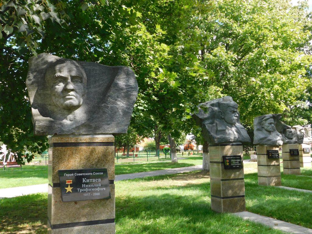 Аллея Героев каждый памятник подсвечивается в темное время суток