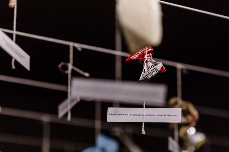 Фрагмент инсталляции «Объекты его жизни» Ильи и Эмилии Кабаковых (2005)  в Главном штабе. Фото: Даша Савельева