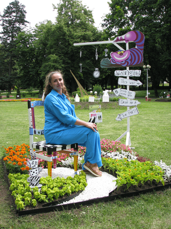 Людмила ДРОЗД на клумбе Первомайского района